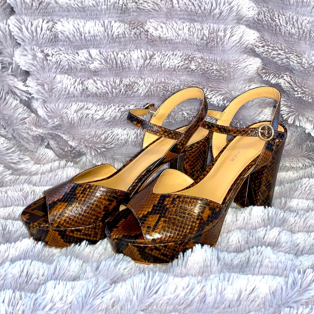 DETAILS:
Heel Height:
4.13"
Platform Height:
1.38"
Heel Type:
Platform